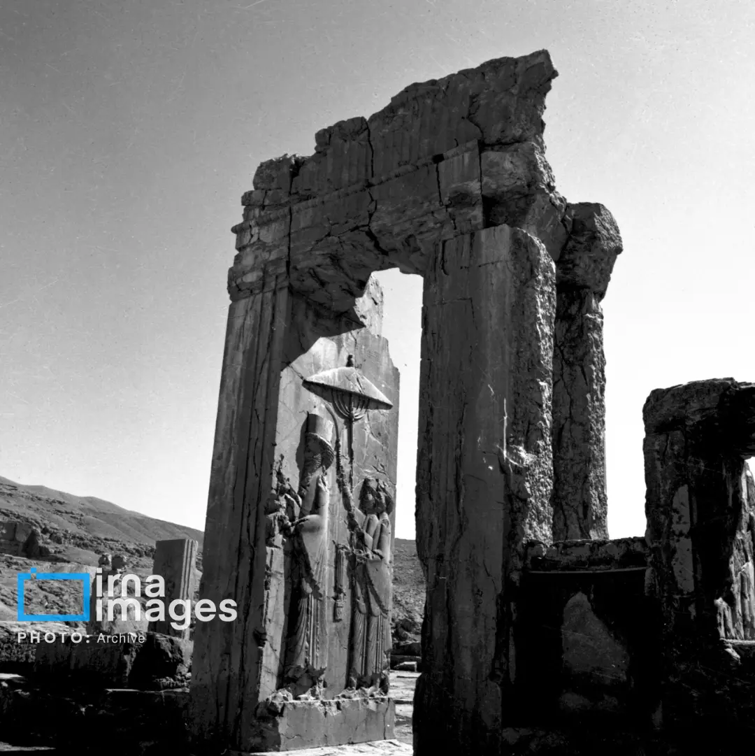 دیواره‌های سنگی و نقش‌برجسته‌های باستانی در سایت تاریخی تخت جمشید (Persepolis)