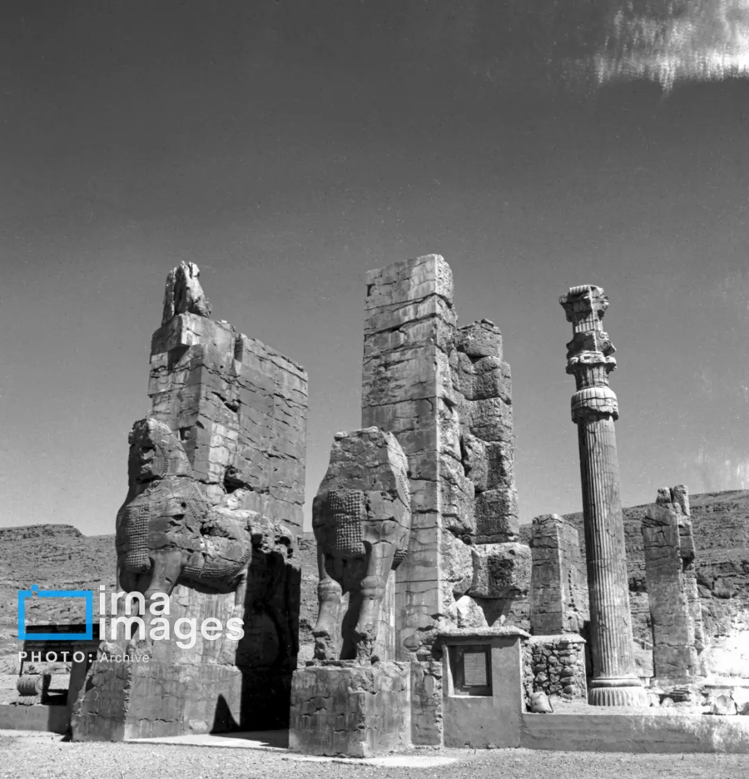 ستون‌ها و تندیس‌های سنگی باستانی در محوطه تخت جمشید (Persepolis)