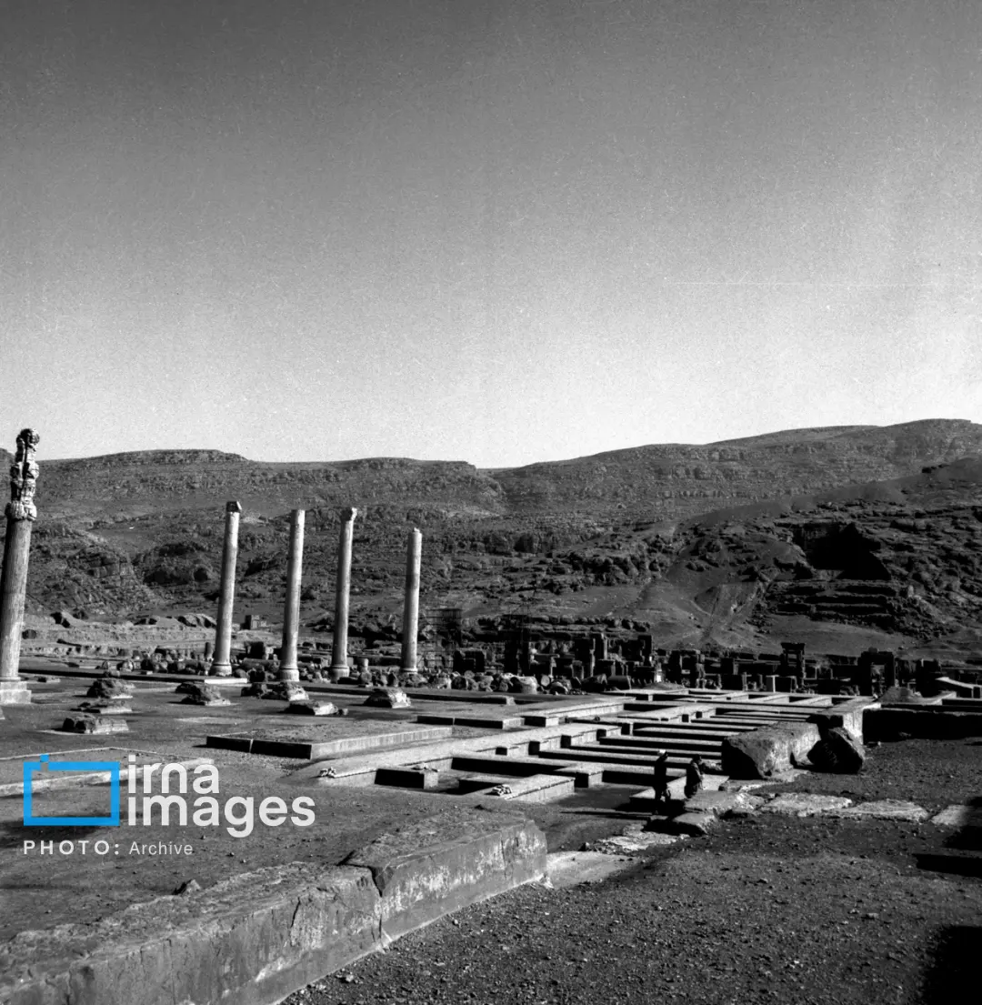 ستون‌های سنگی و بقایای باستانی تخت جمشید (Persepolis) در کوهستان