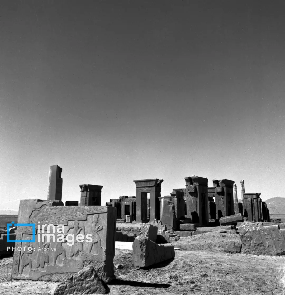 ستون‌ها و ستون‌دارها (Columns) باستانی در محوطه تاریخی تخت جمشید