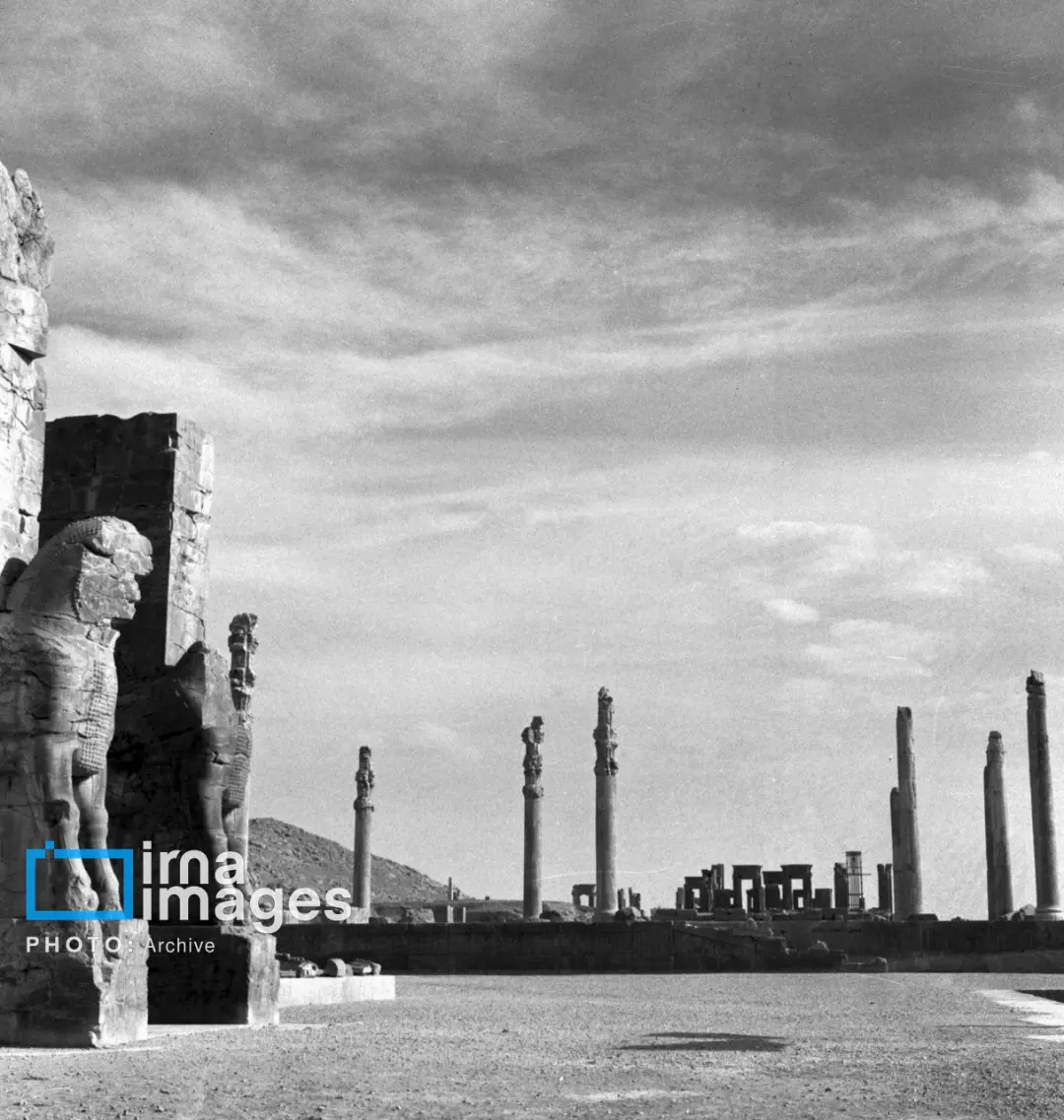 ستون‌ها و تندیس‌های سنگی در محوطه باستانی تخت جمشید (Persepolis)