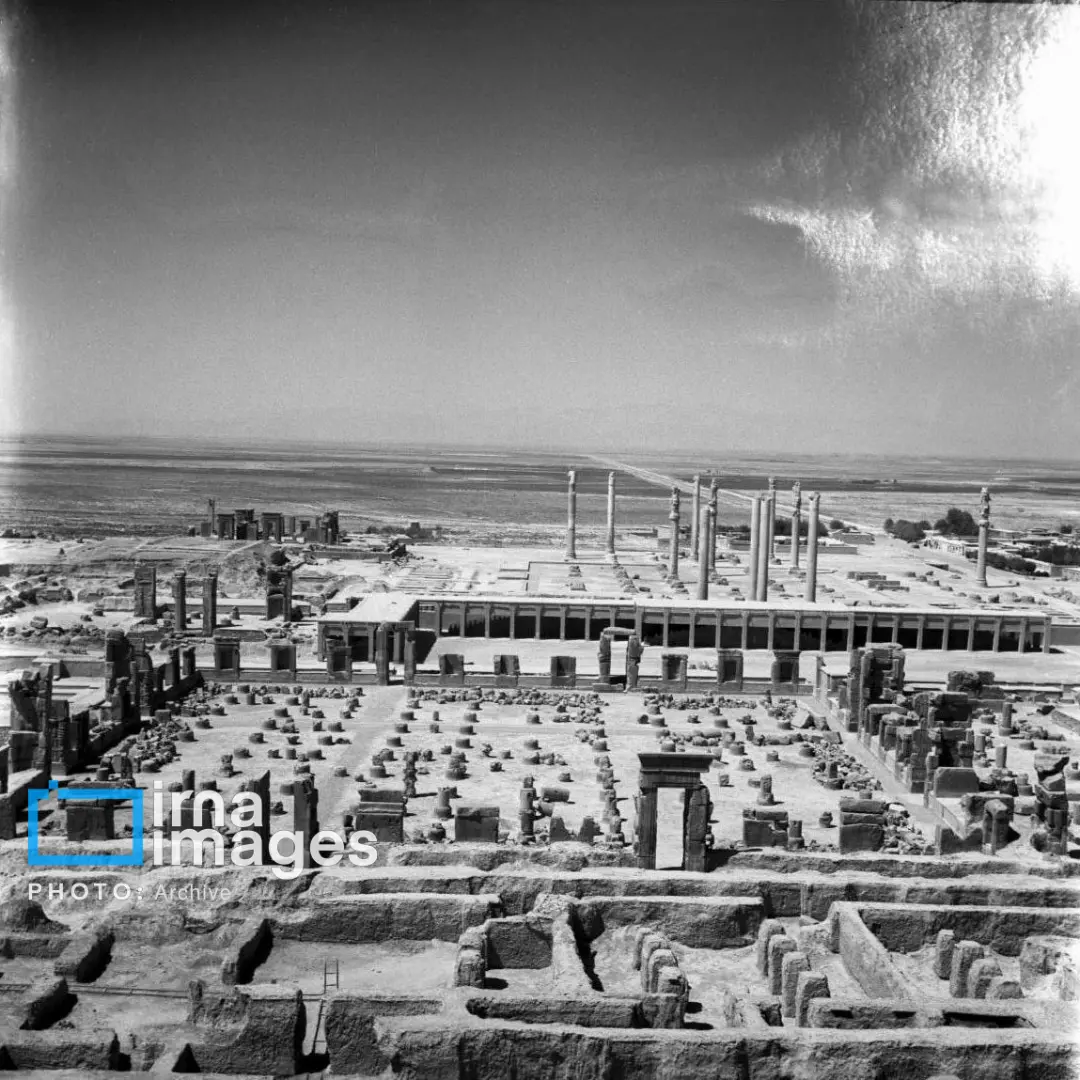 ستون‌ها و بناهای باستانی تخت جمشید (Persepolis) در نمای باز از ارتفاع
