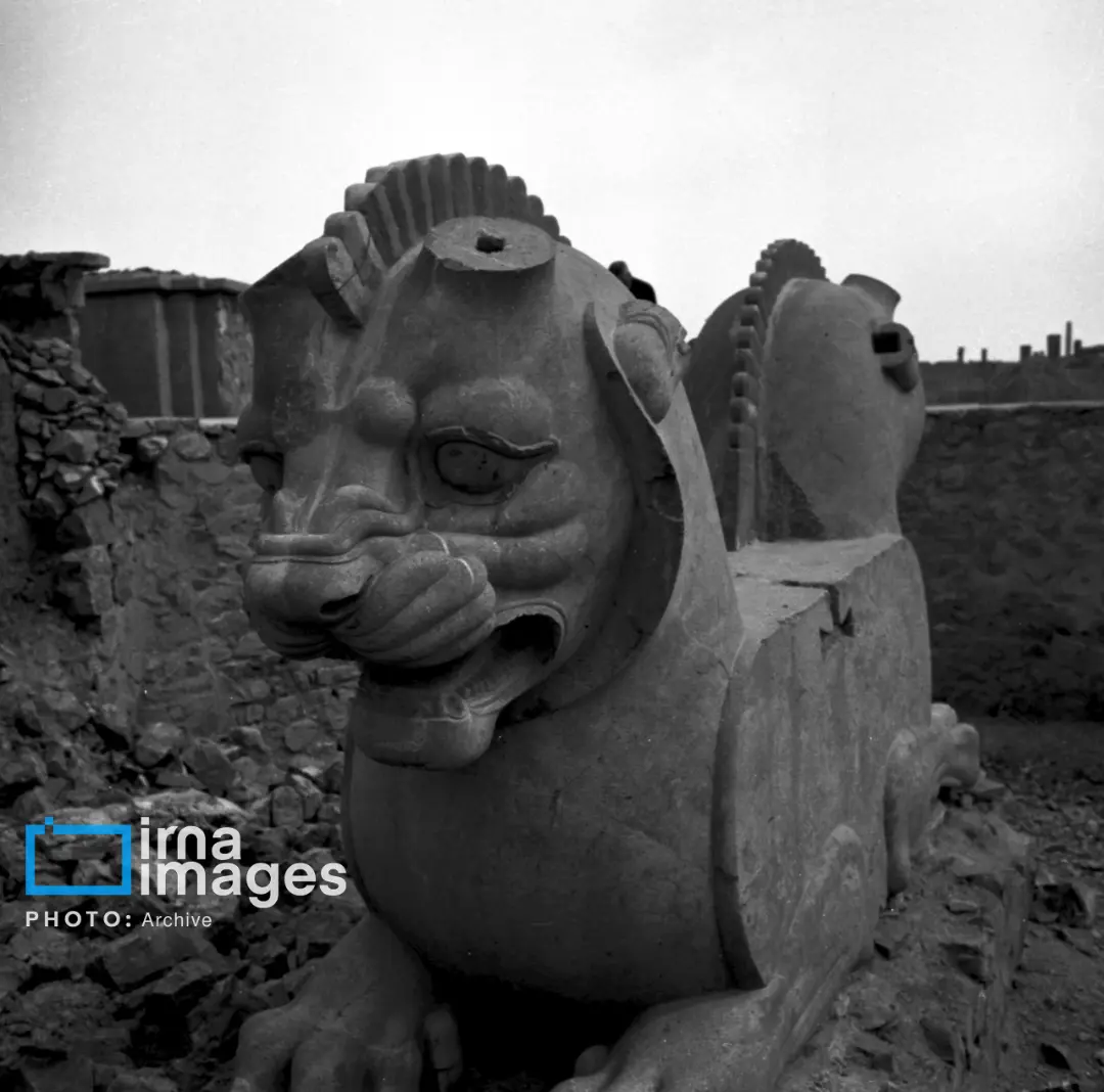 مجسمه سنگی شیر در محوطه باستانی تخت جمشید (Persepolis)