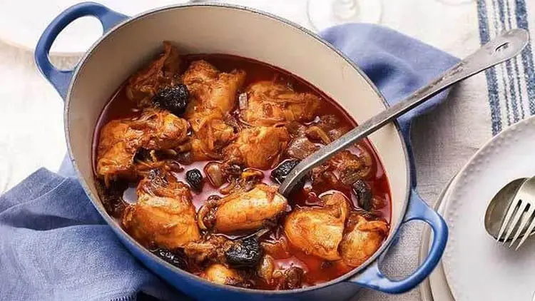 خورش به آلو شامل تکه‌های مرغ و آلو در سس غلیظ زعفرانی