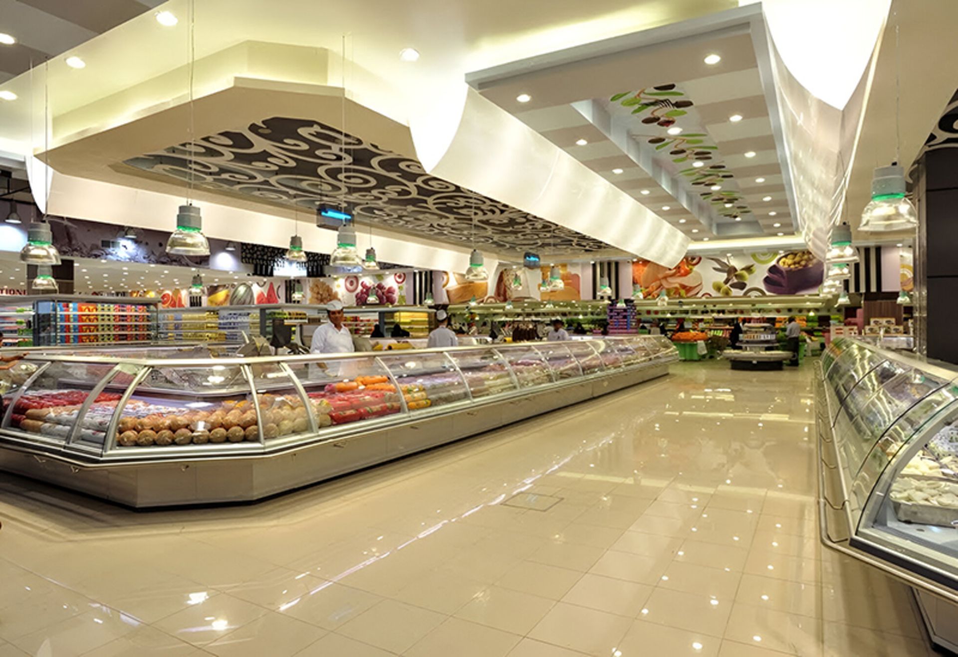 فضای بزرگ هایپرمارکت کوروش مال