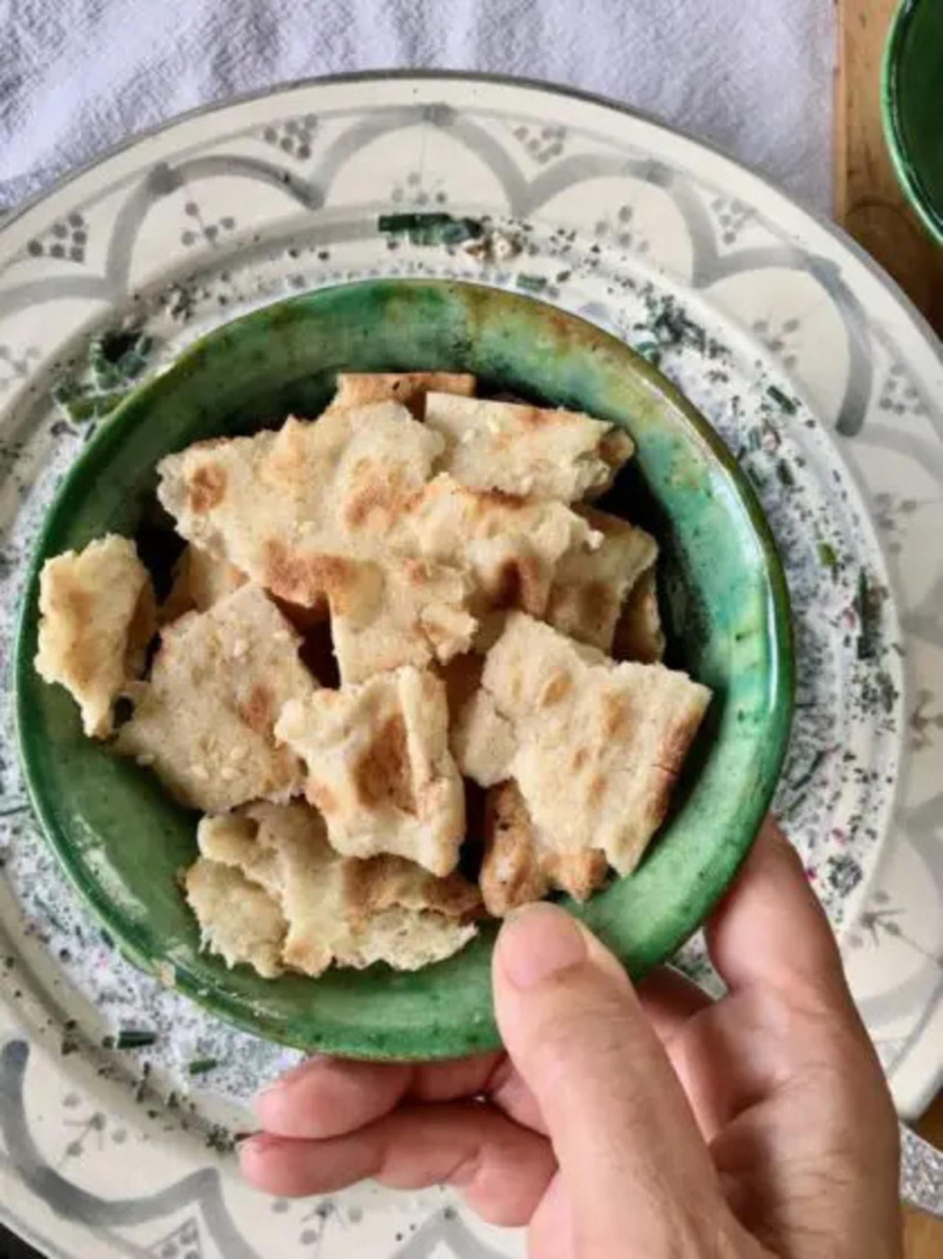 نان سنگک خردشده در کاسه سبز