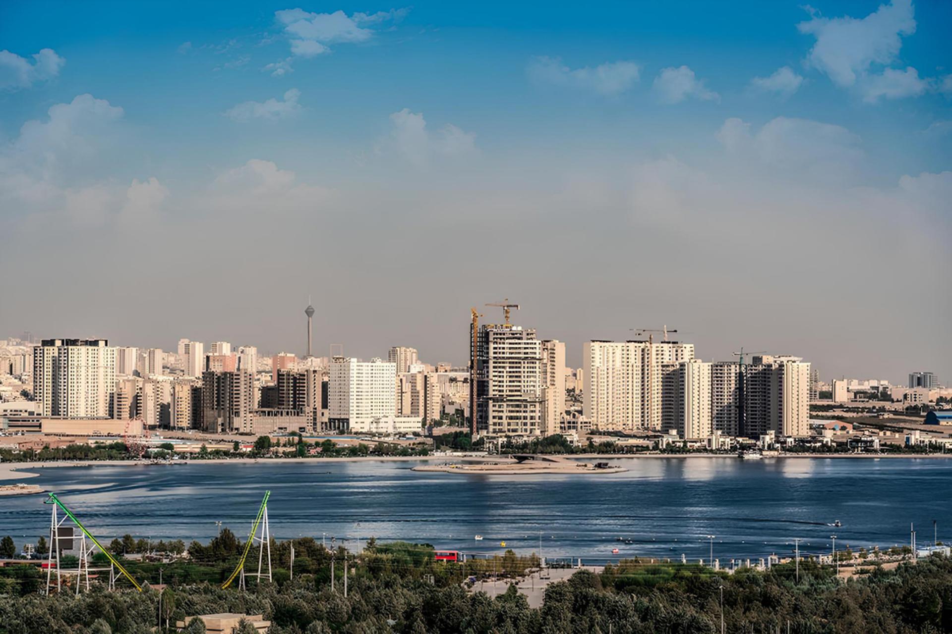 دریاچه چیتگر در میان بافت مسکونی و پارک جنگلی چیتگر تهران