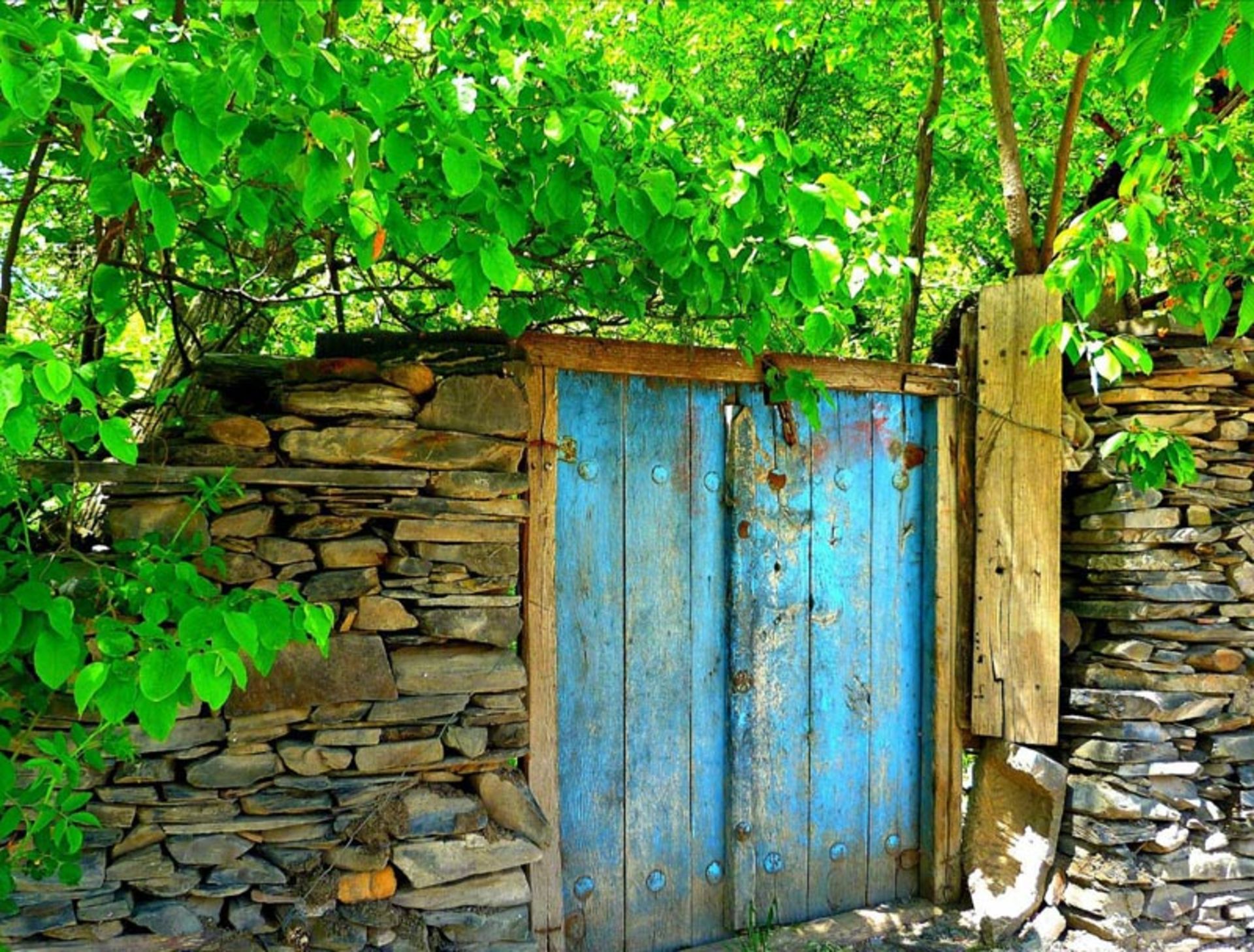 درب قدیمی باغی در روستای ازغد
