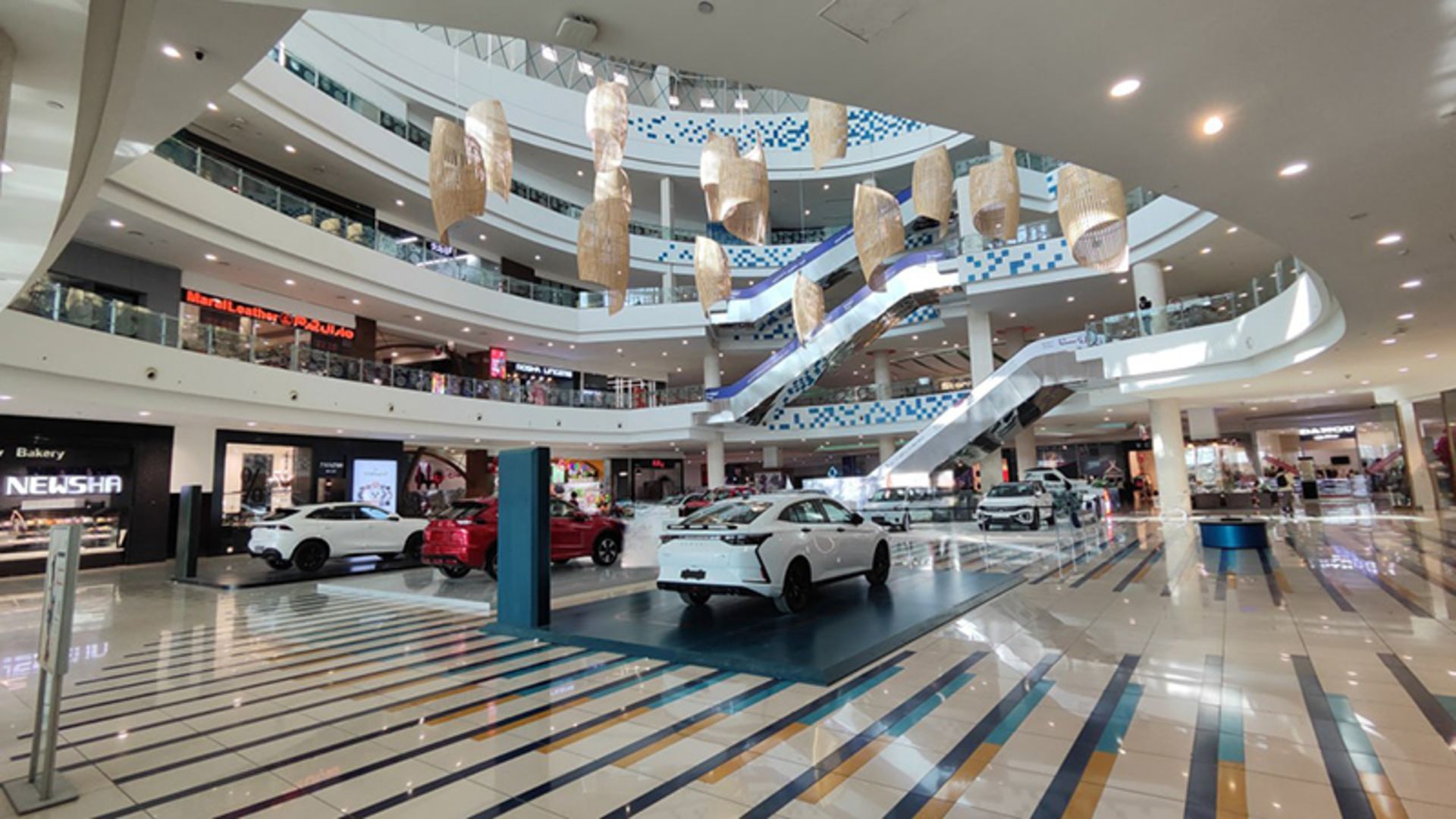 فروشگاه ها و خودروها در طبقه همکف سیتی سنتر اصفهان 