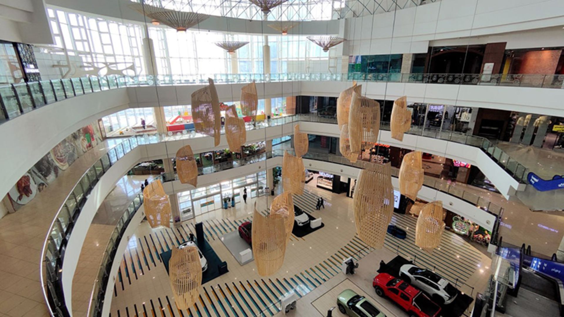 نمایش خودروها در لابی سیتی سنتر اصفهان 