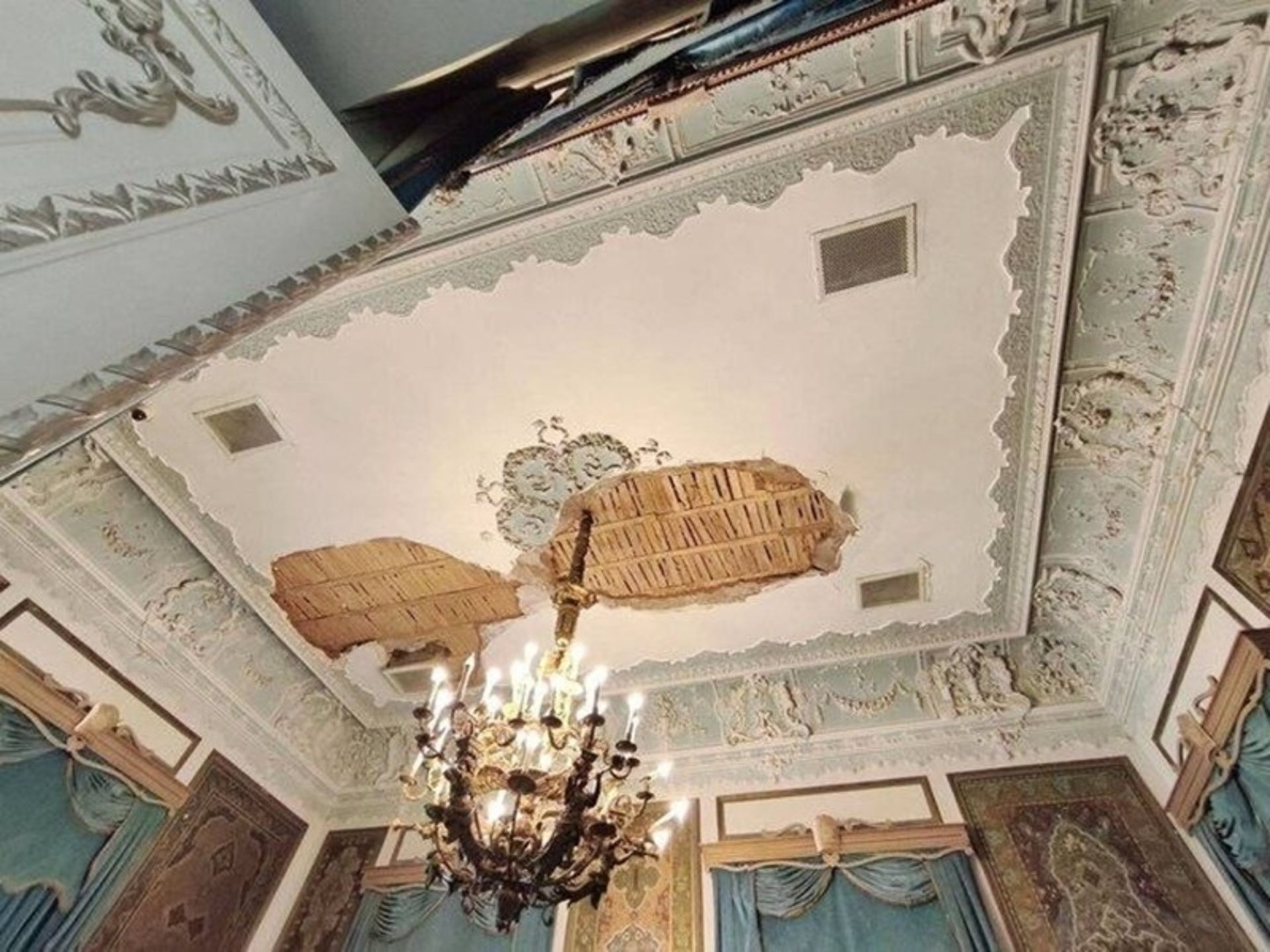 نمای واضح‌تر از آسیب‌های وارده به بناهای تاریخی سعدآباد