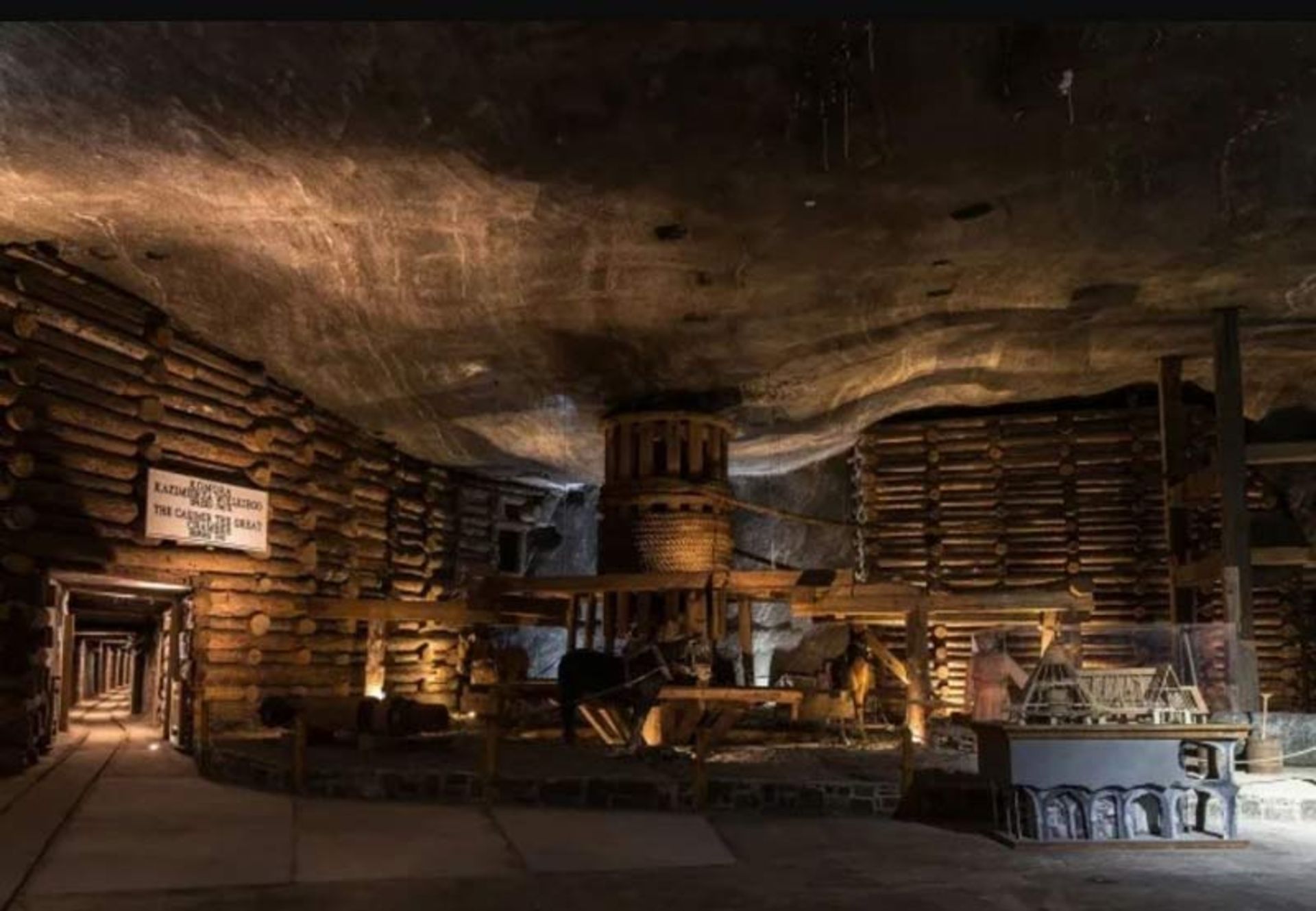 بازسازی چرخ‌چاه‌های چوبی قدیمی و اسب‌های بارکش در یکی از تالارهای معدن