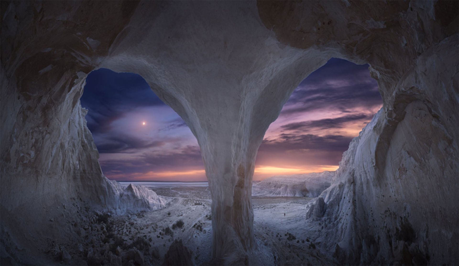 نمایی از داخل غار آهکی در قزاقستان