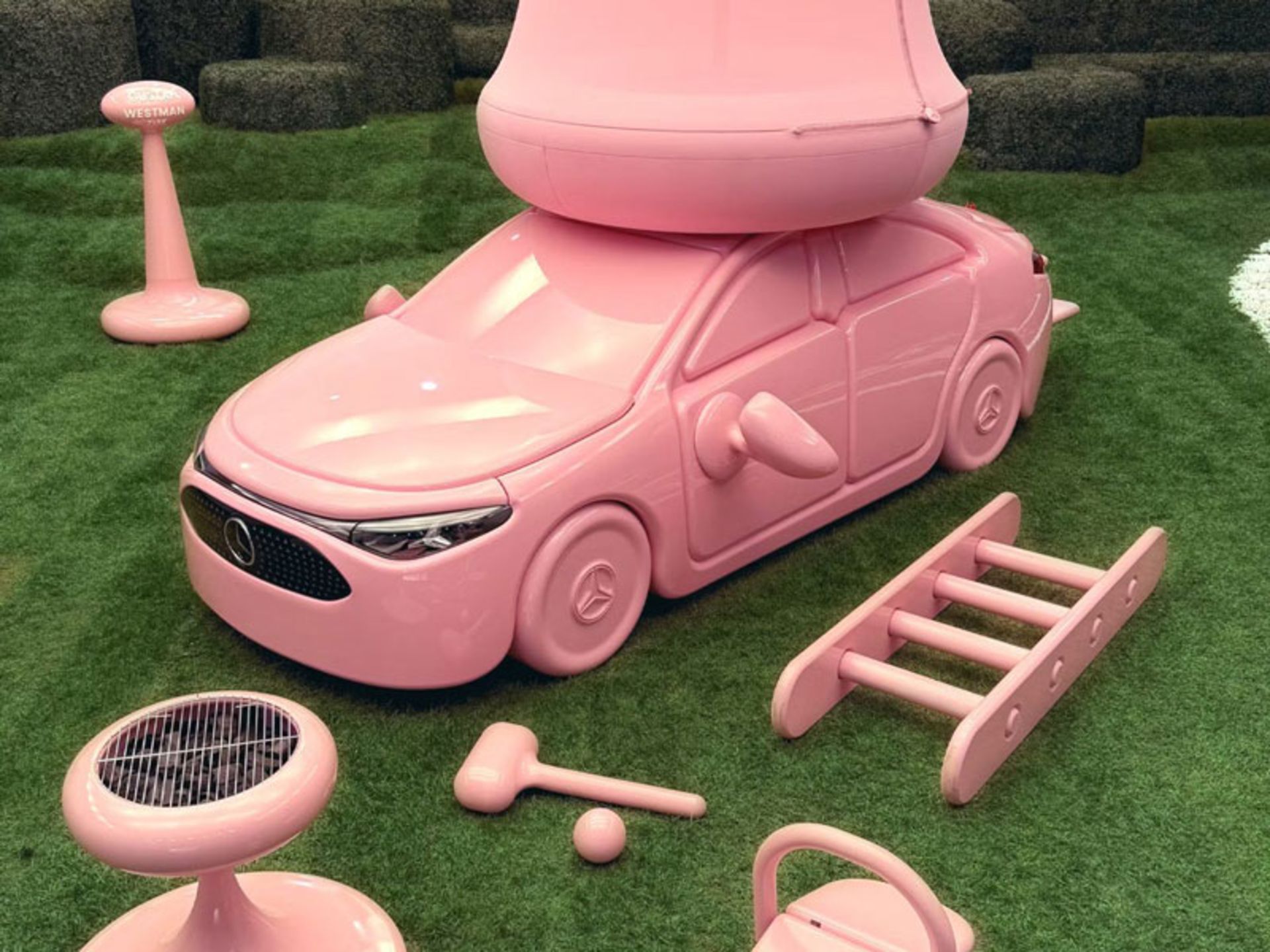 وسایل صورتی گلمپینگ با مرسدس بنز 