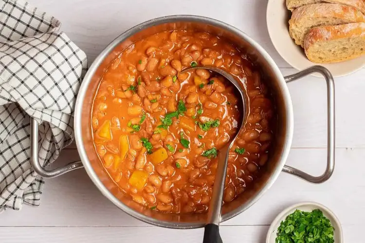 خوراک لوبیا چیتی با قارچ و سس غلیظ در قابلمه استیل