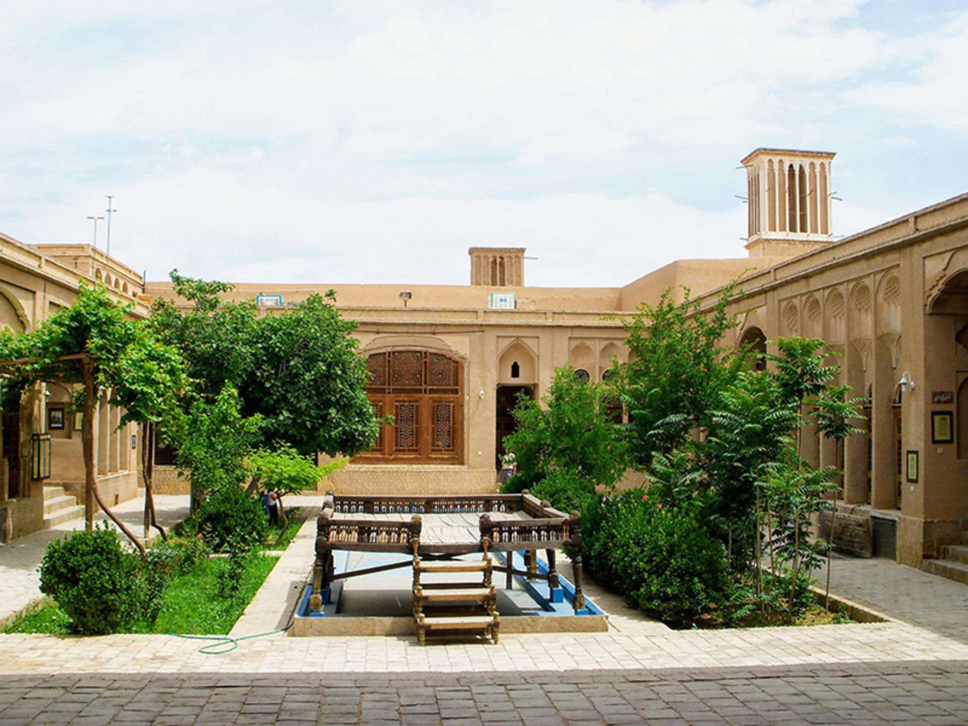 حیاط خانه لاری‌ ها یزد