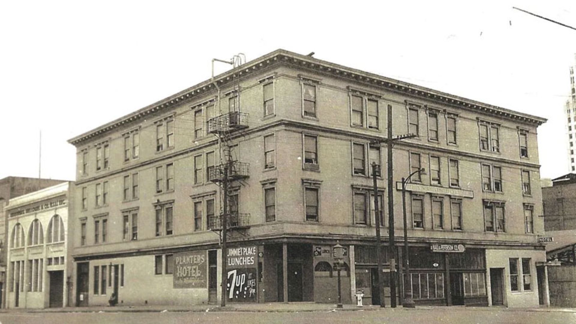 نمای خارجی قدیمی از هتل پلنترز