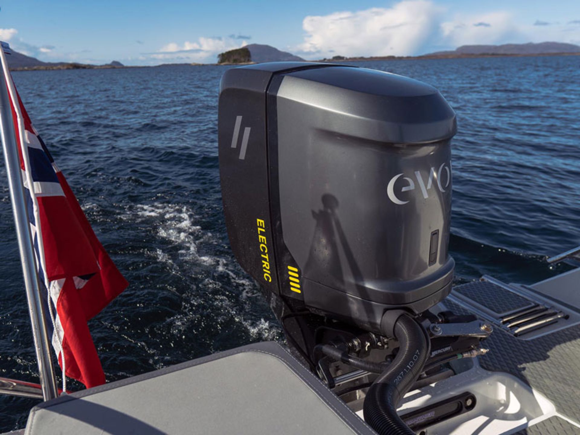  زیردریایی هیبریدی پلاتوپوس بر روی آب‌های شفاف