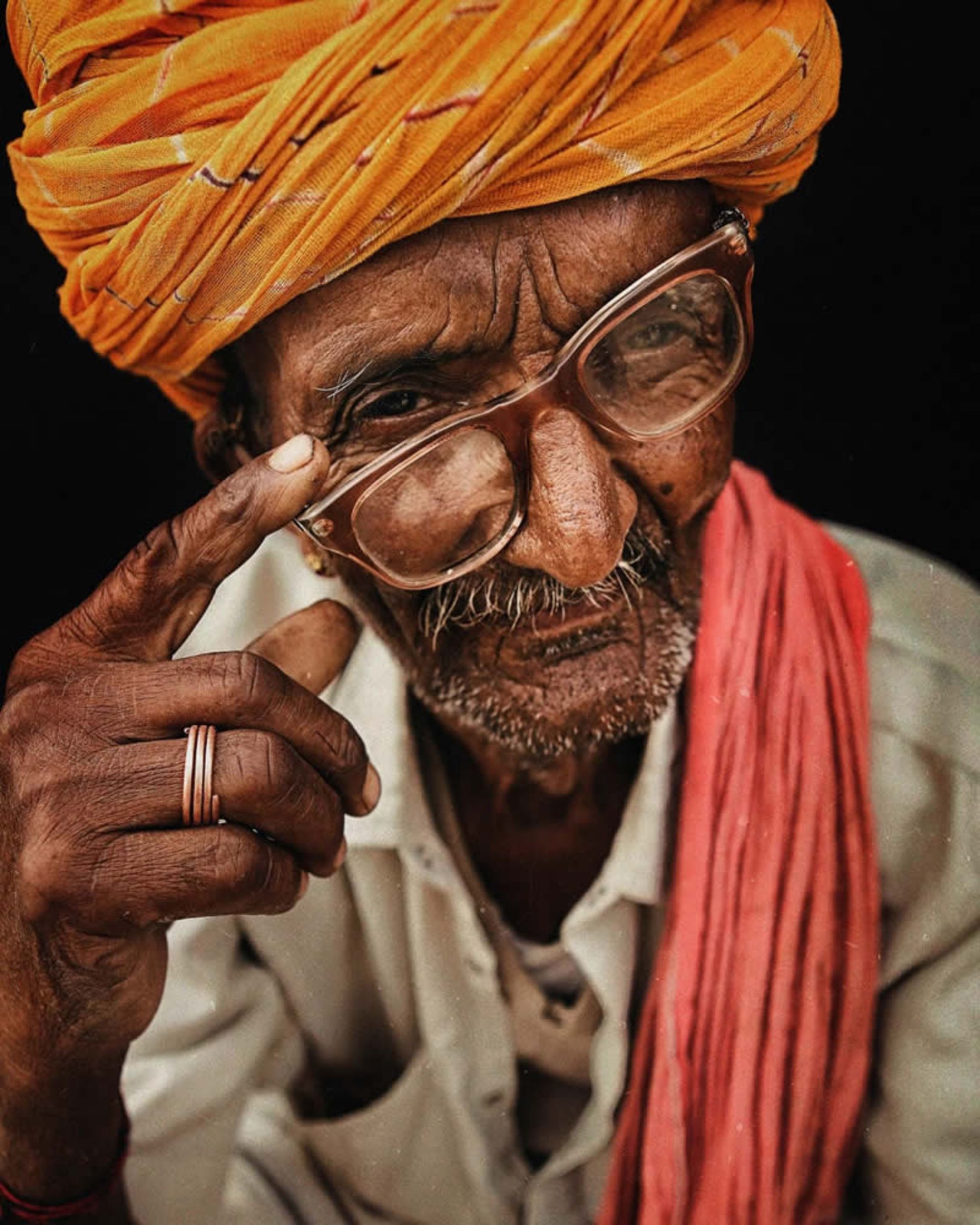 پرتره پیرمردی با عینک