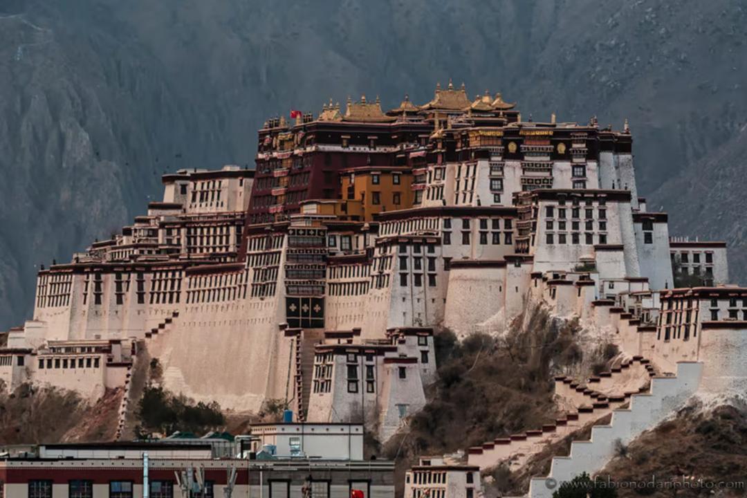 کاخ پوتالا (Potala Palace) با معماری سنتی در کوهستان تبت