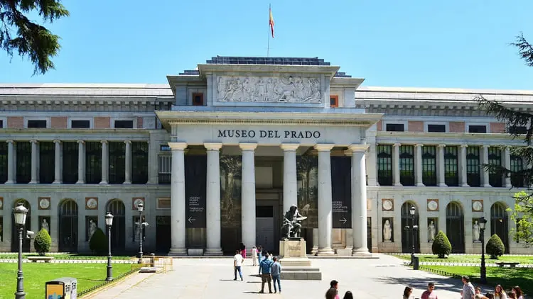 نمای بیرونی ساختمان موزه پرادو (Museo del Prado) با ستون‌های کلاسیک