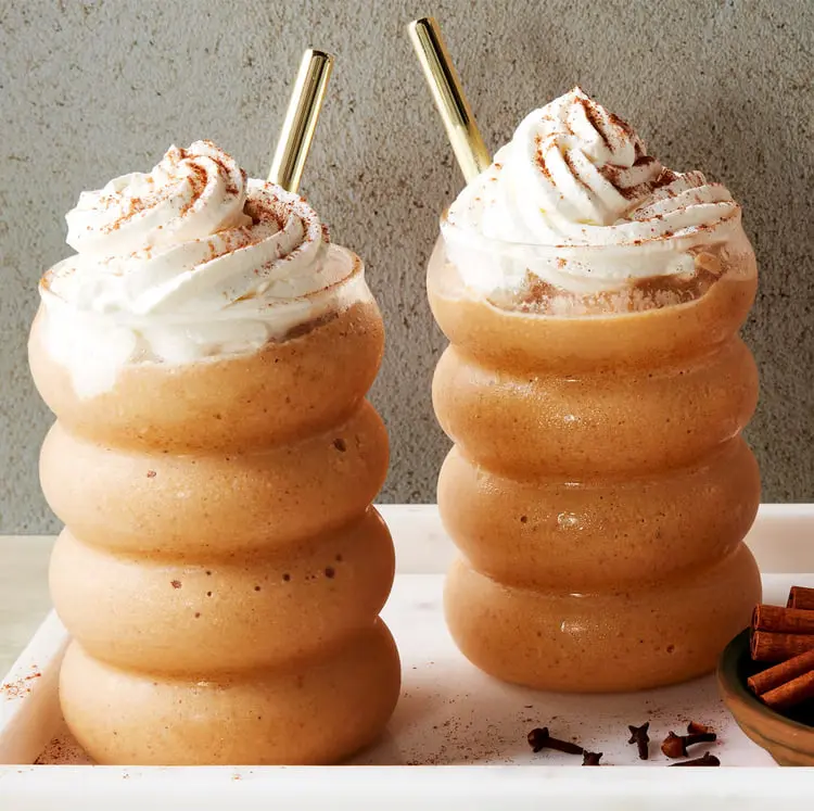 پامکین اسپایس لاته (Pumpkin Spice Latte) با خامه و پودر دارچین