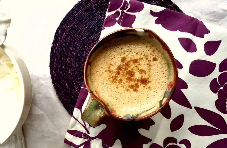 پامکین اسپایس لاته (Pumpkin Spice Latte) با پودر دارچین در فنجان سرامیکی