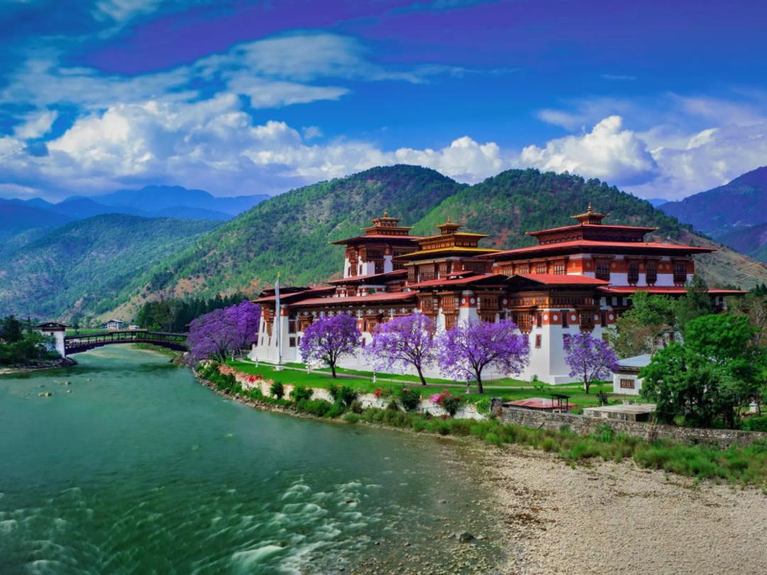 معبد پابیش پونتزو (Punakha Dzong) در کنار رودخانه و کوه‌های سبز
