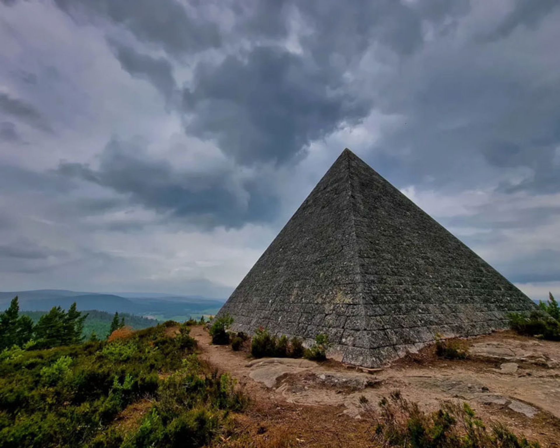 هرم سنگی شاهزاده آلبرت در منظره کوهستانی زیر آسمان ابری