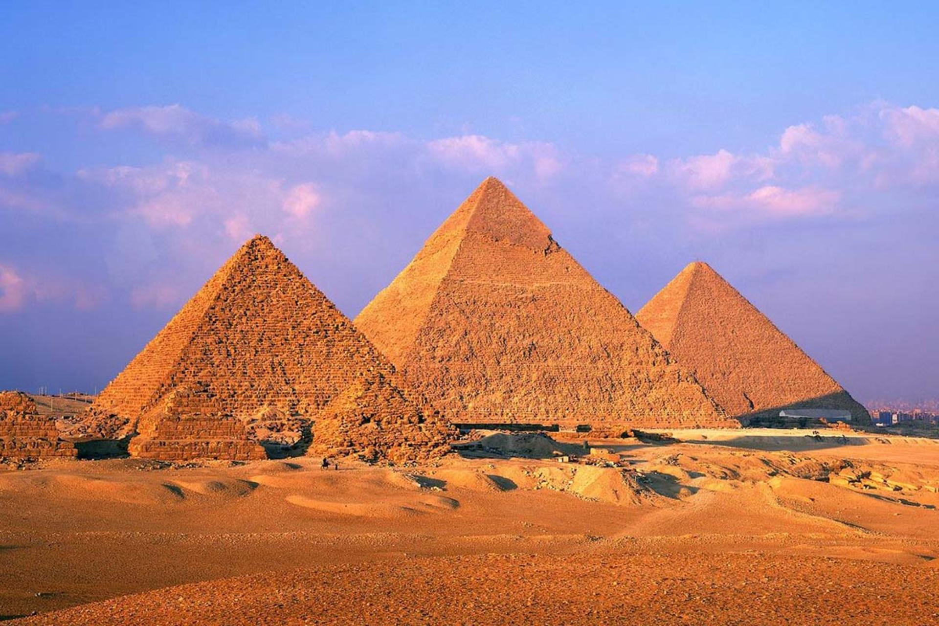 اهرام سه‌گانه مصر تحت تابش گرم خورشید عصرگاهی