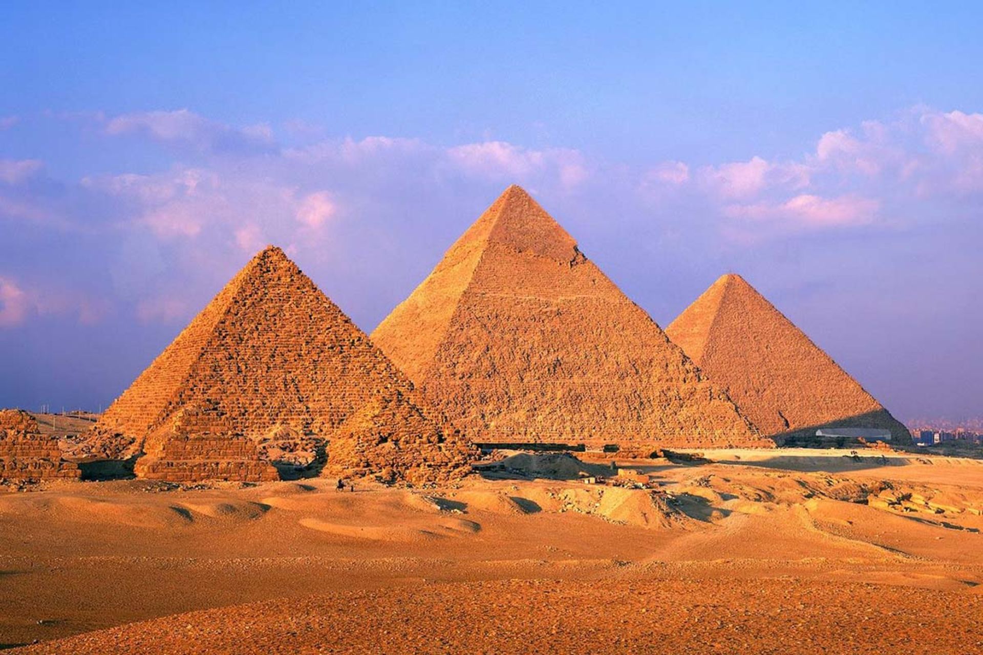 اهرام سه‌گانه مصر تحت تابش گرم خورشید عصرگاهی