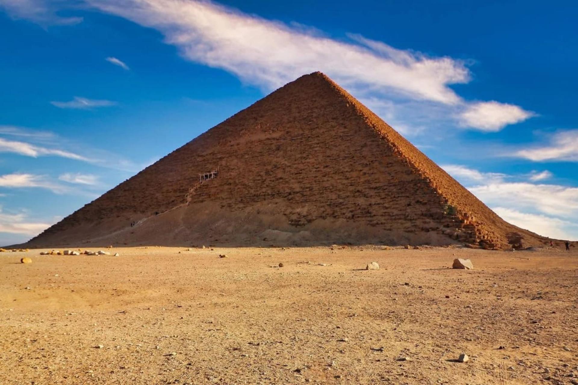 هرم سرخ مصر با پس‌زمینه آسمان آبی