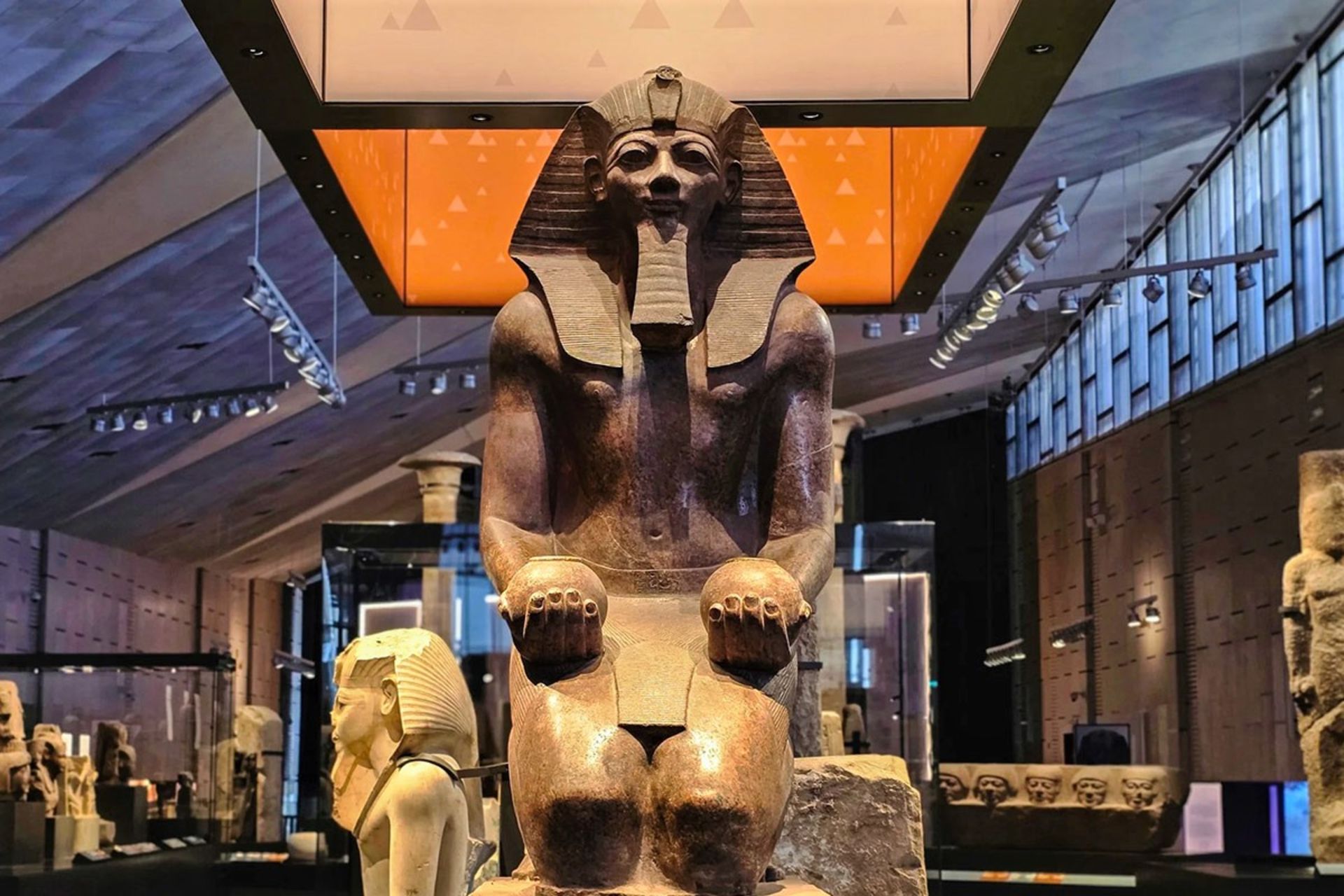 مجسمه بزرگی در موزه بزرگ مصر 