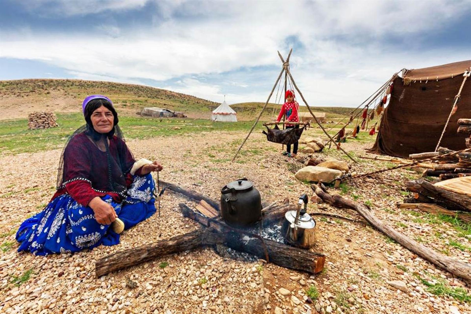 زن ایل قشقایی کنار آتش هیزمی