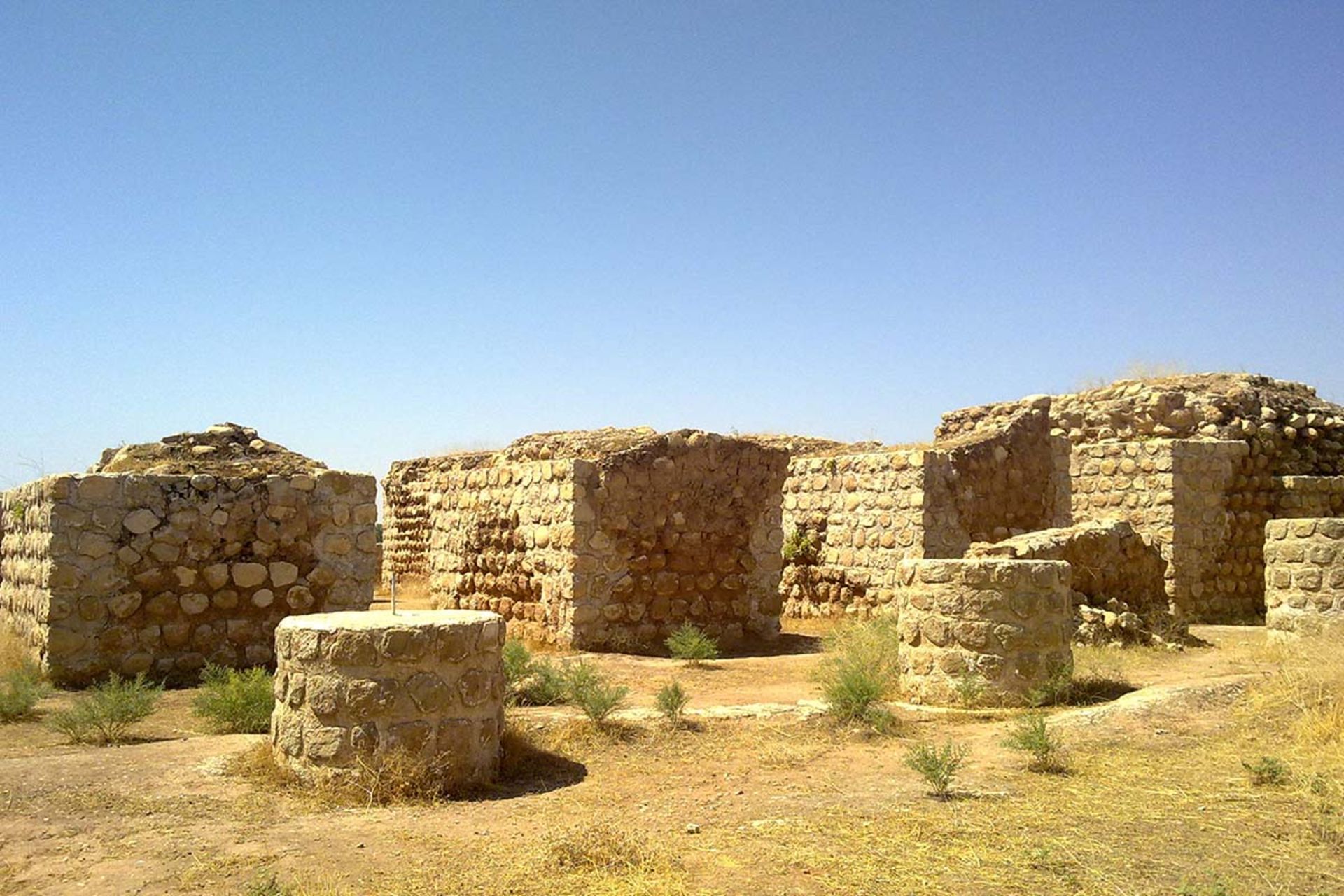 تصویری از کاخ خسرو در قصر شیرین کرمانشاه در زیر نور آفتاب