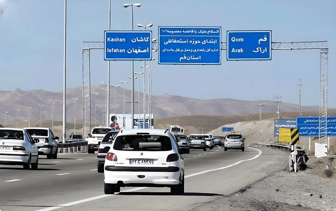 تابلوهای راهنمایی و رانندگی مسیرهای قم در بزرگراه