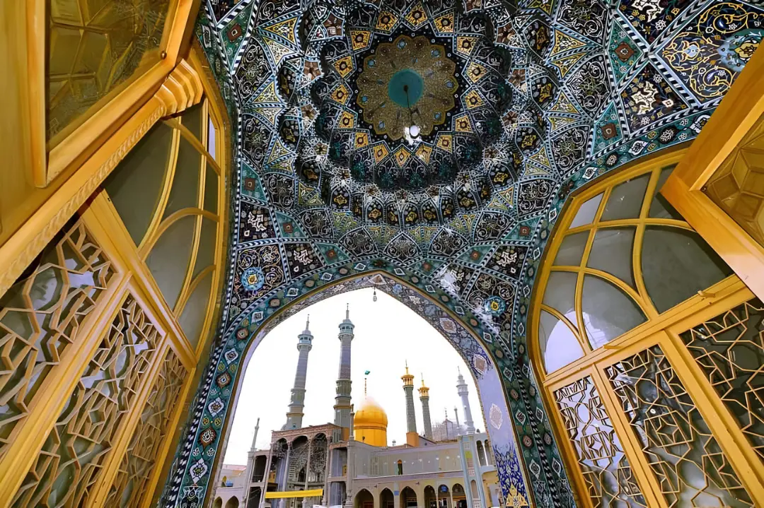 کاشی‌کاری‌های هندسی و اسلیمی سقف آینه و کاشی در حرم حضرت معصومه 