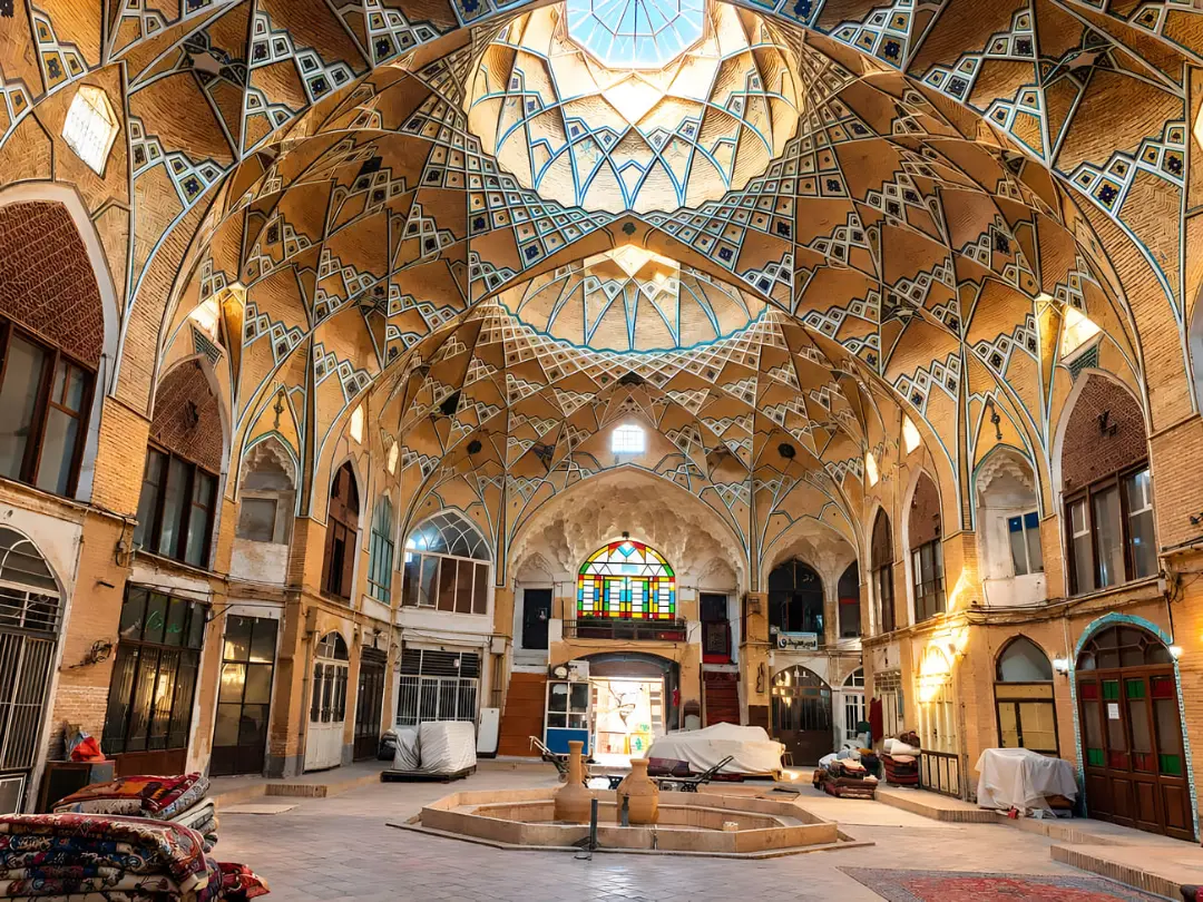 سقف گنبدی و کاشی‌کاری‌های هندسی در معماری بازار سنتی قم