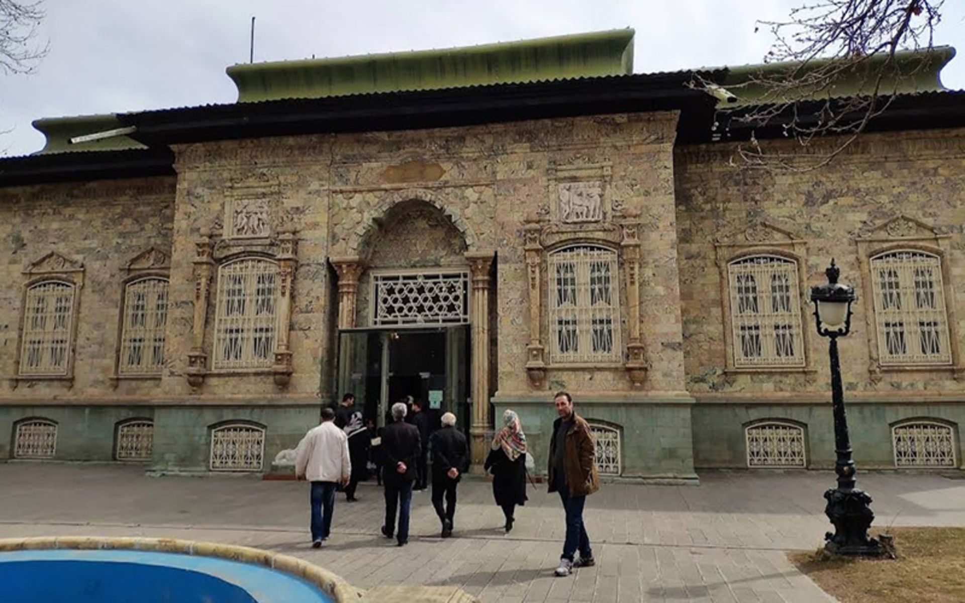 گردشگران در یکی از کاخ های سعد آباد