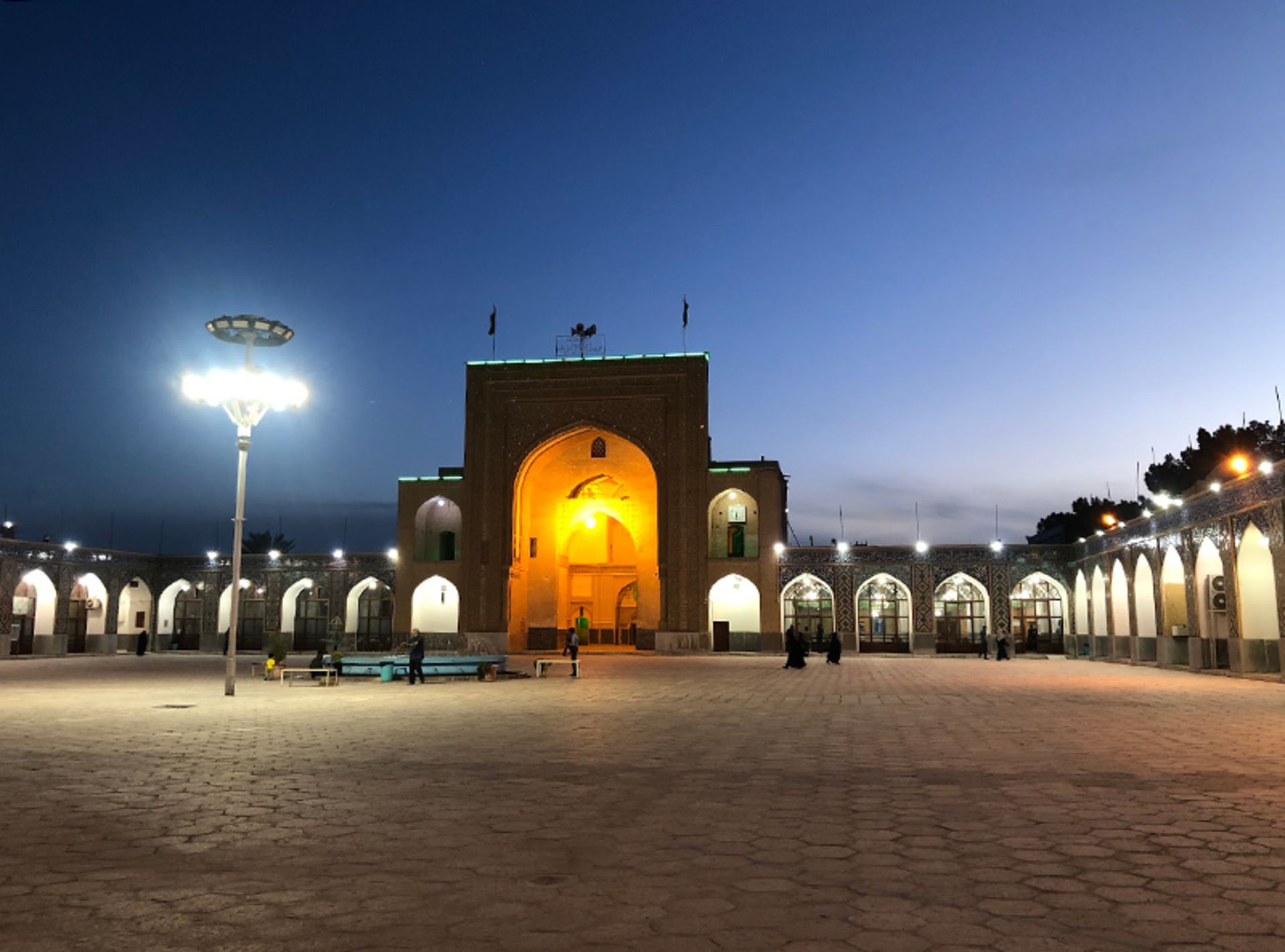 صحن مسجد امام کرمان در شب