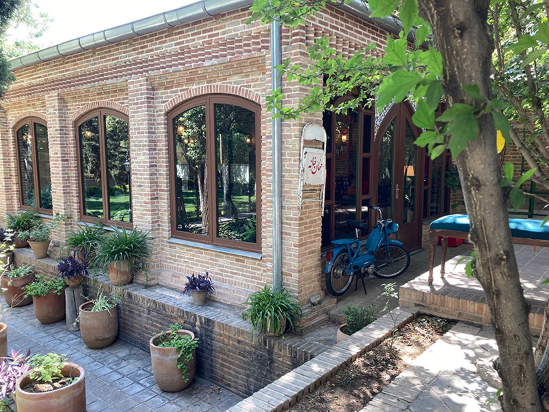 ورودی یکی از اتاق های قدیمی باغ نگارستان