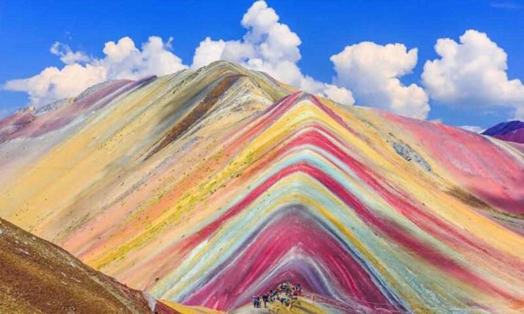 کوه رنگین‌کمانی پروان (Vinicunca) با لایه‌های رنگی طبیعی در کوه‌های پرو