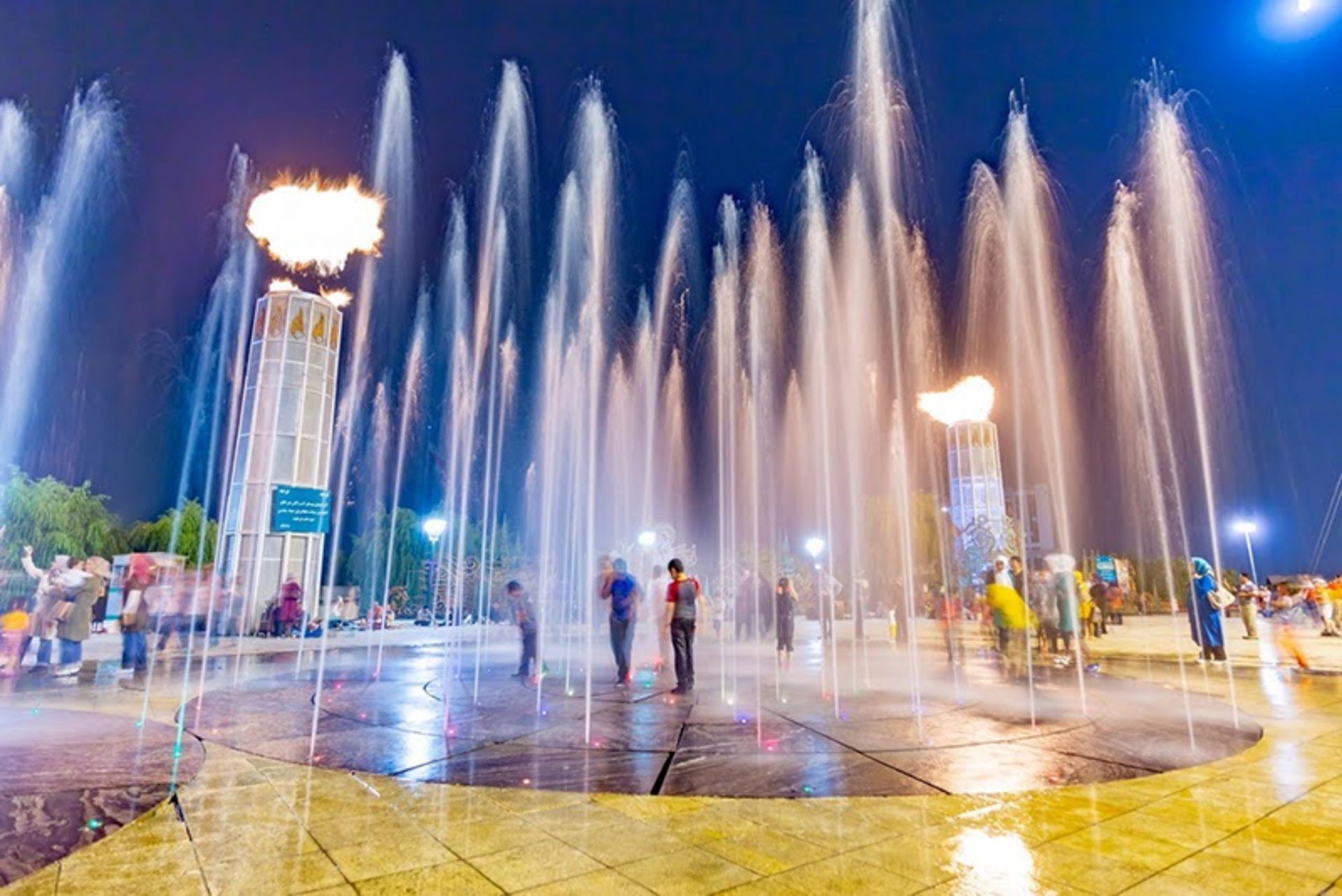 بازی و تفریح گردشگران در پارک آب و آتش
