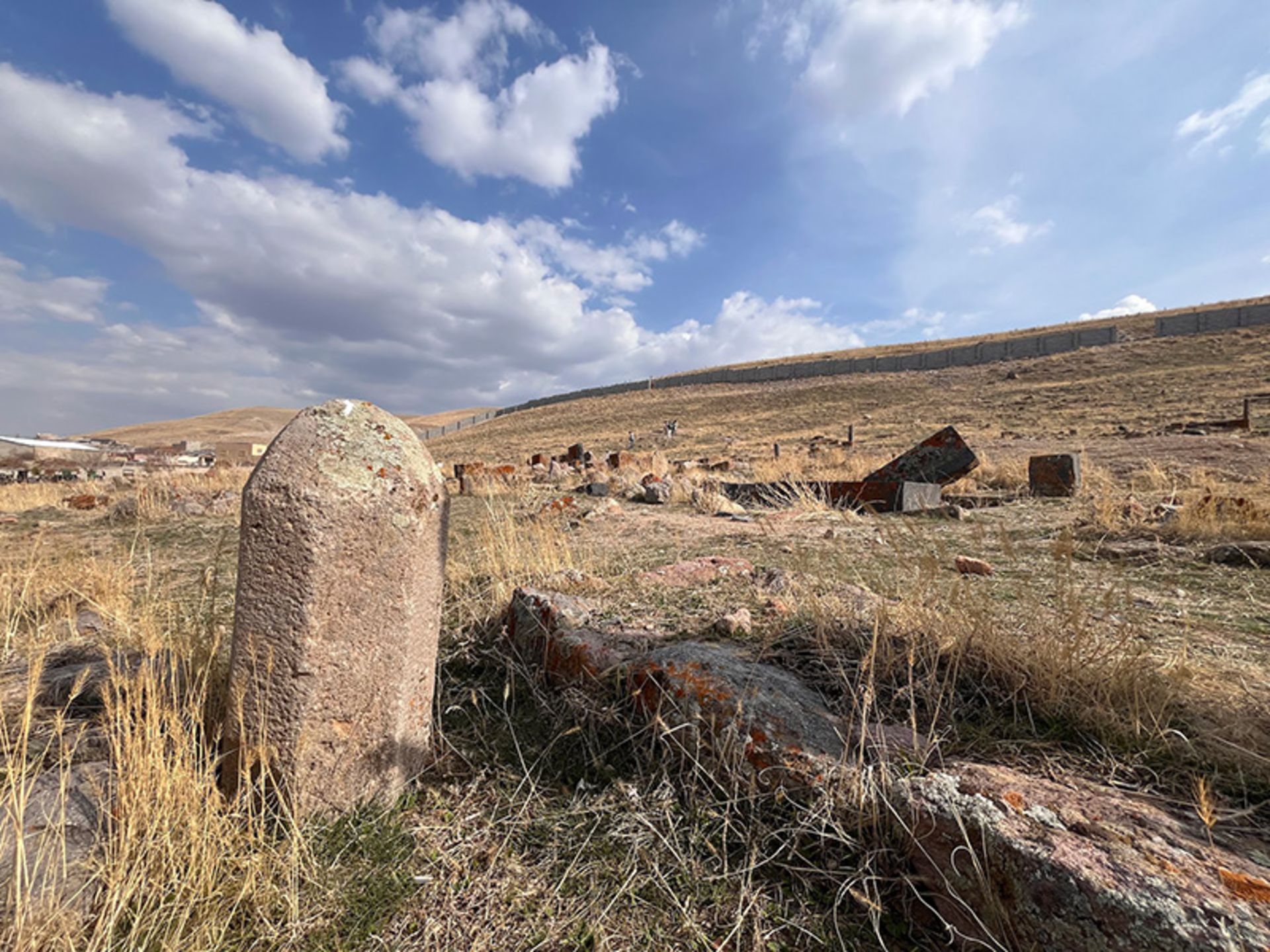 بقایای قبرها در گورستان تاریخی پینه شلوار