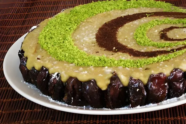دسر رنگینک خرما با لایه پسته و خرما در ظرف سفید