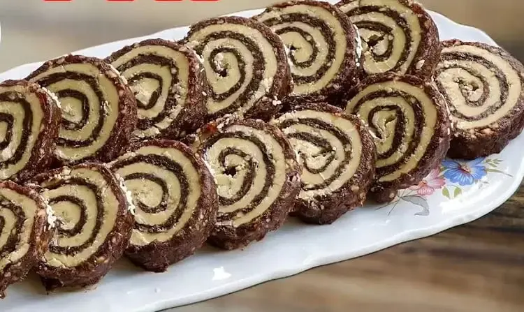 رنگینک خرما با لایه‌های مارپیچ از خمیر خرما و مغزهای روشن