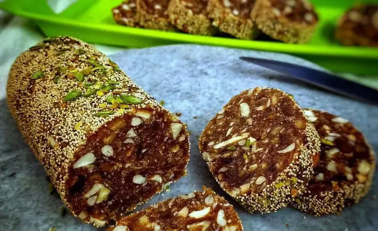 رنگینک خرما (Ranginak) با مغز خرما و تکه‌های بادام و پسته