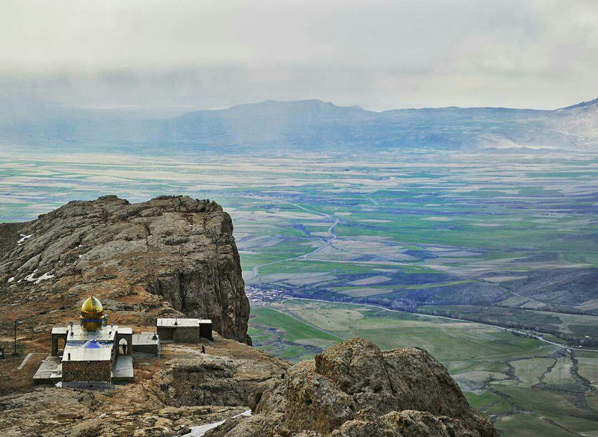 امامزاده حمزه عرب در ارتفاعات کوهستانی بیجار