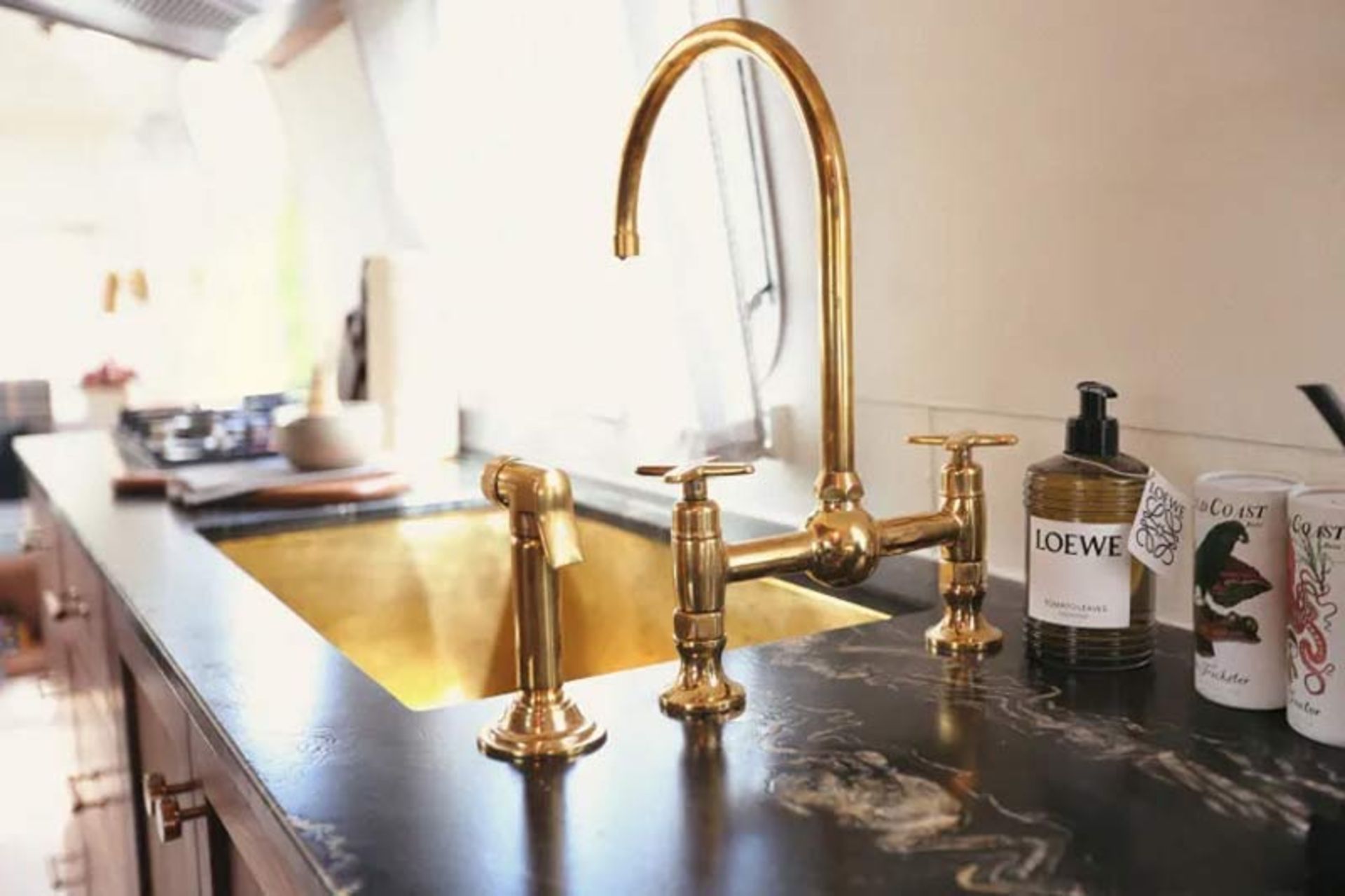 شیرآلات لوکس برنجی و سینک طلایی در بازسازی اختصاصی کاروان‌های قدیمی