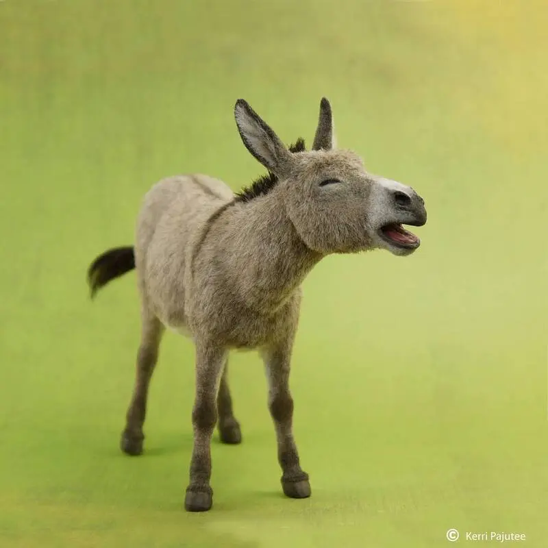 مجسمه الاغ (Donkey) با بافت پشم‌دار و جزئیات دقیق روی زمینه سبز